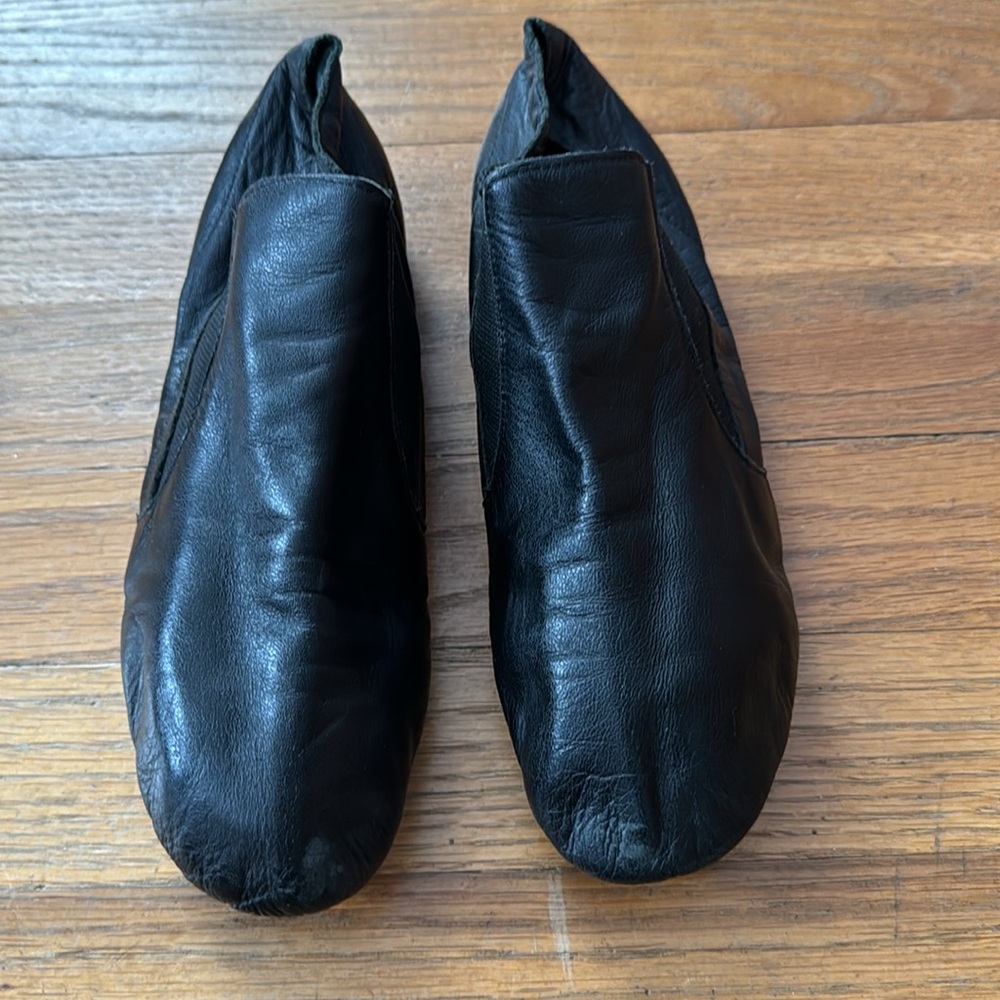 💃🏻Capezio black leather jazz shoes. Size 7M.